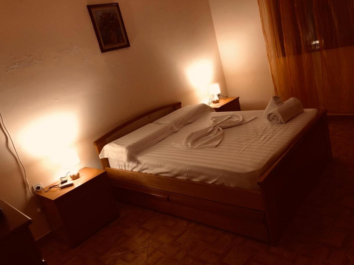סרנדה Comfort Guest Rooms Vila Hm מראה חיצוני תמונה